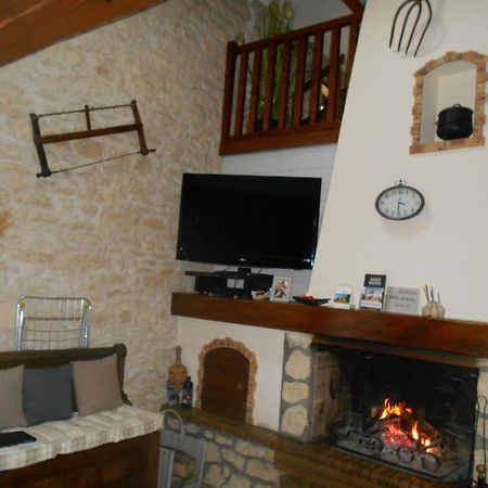Marais Poitevin Gite "Volets Bleu Clair": Rustic Retreat with Fishing, Boating, and Cycling La Taillee Exterior photo