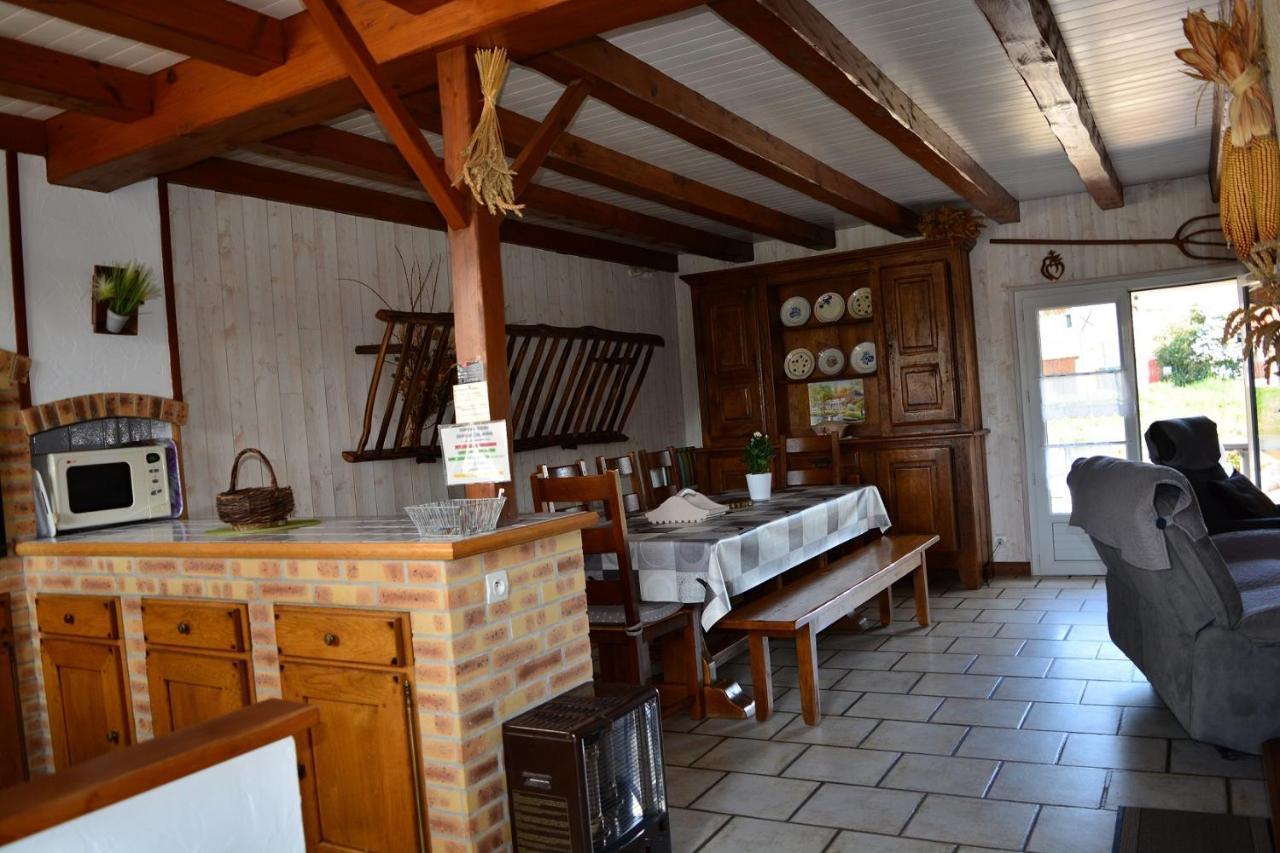 Marais Poitevin Gite "Volets Bleu Clair": Rustic Retreat with Fishing, Boating, and Cycling La Taillee Exterior photo
