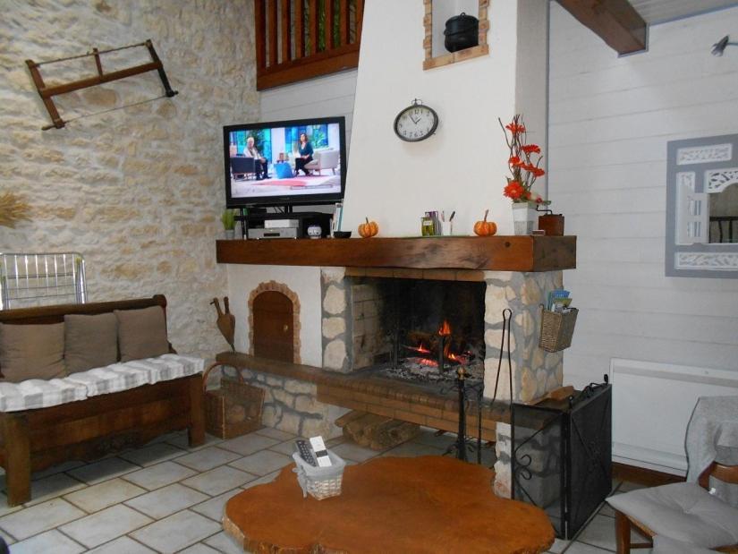 Marais Poitevin Gite "Volets Bleu Clair": Rustic Retreat with Fishing, Boating, and Cycling La Taillee Exterior photo