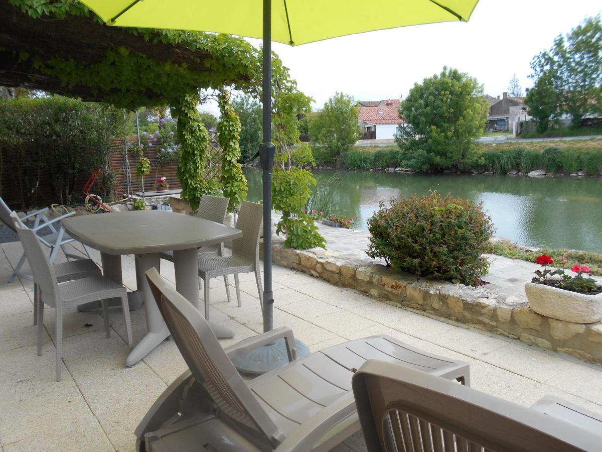 Marais Poitevin Gite "Volets Bleu Clair": Rustic Retreat with Fishing, Boating, and Cycling La Taillee Exterior photo